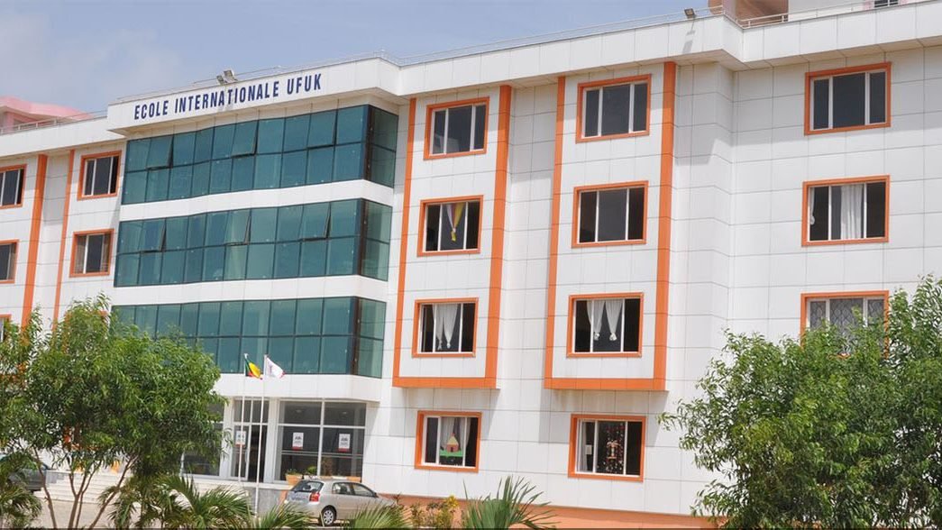 Élèves de l'École Internationale UFUK devant le bâtiment principal, à Akpakpa, Cotonou