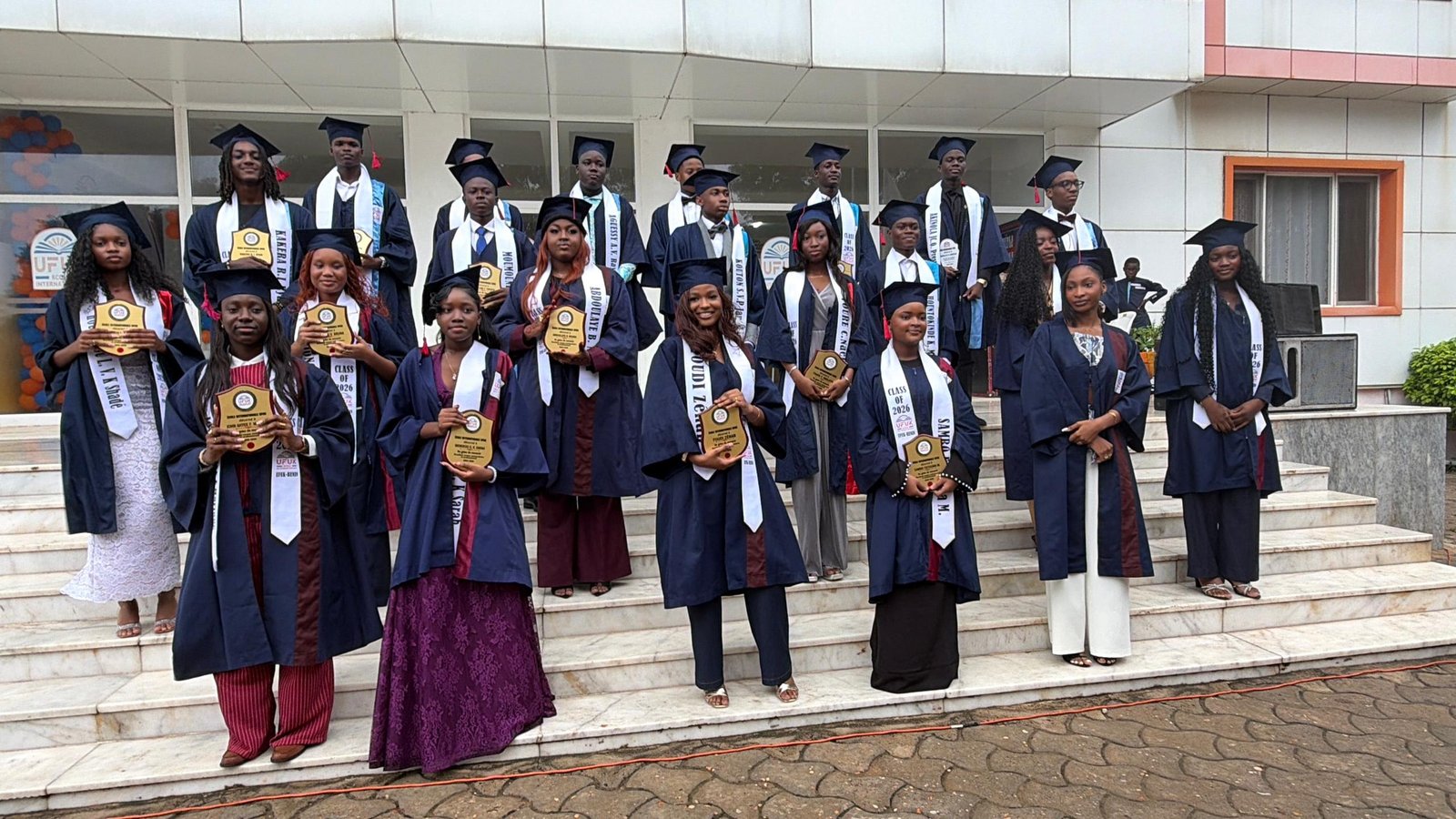 Les diplômés de la promotion 2026 de l'École Internationale UFUK, devant l'établissement à Akpakpa, Cotonou.